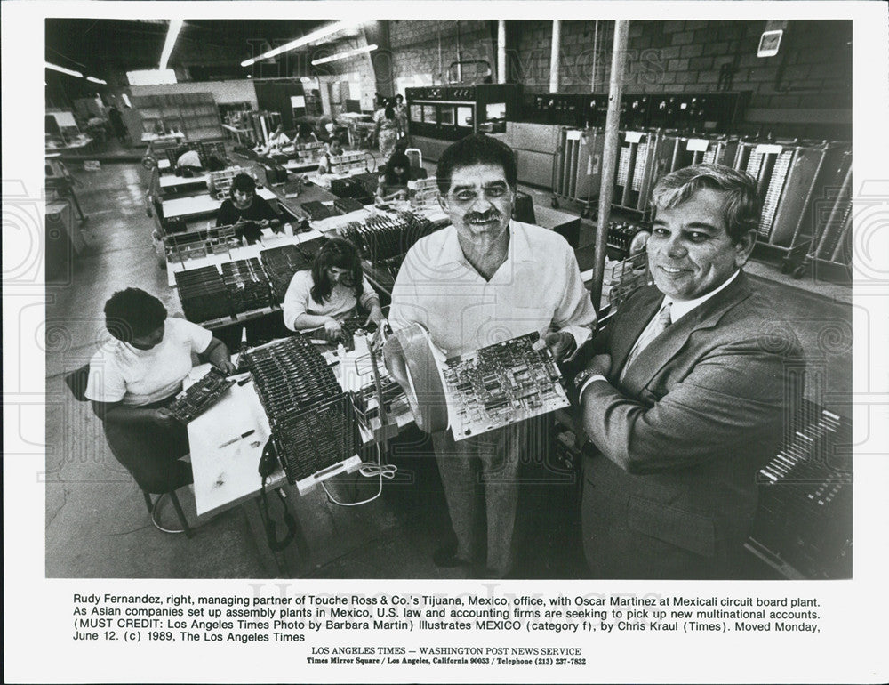 1989 Press Photo R Fernandez &amp; O Martinez at circuit board assembly plant - Historic Images