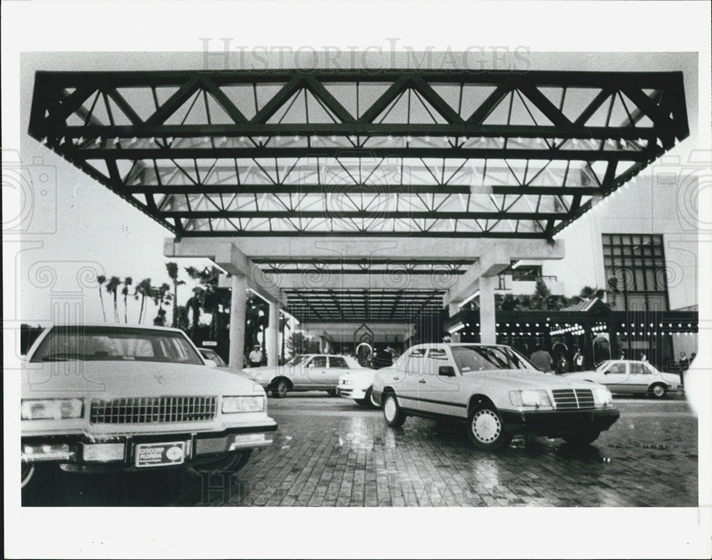 1987 Press Photo Autos at Tampa Bay Performing Arts Center in Fla - Historic Images