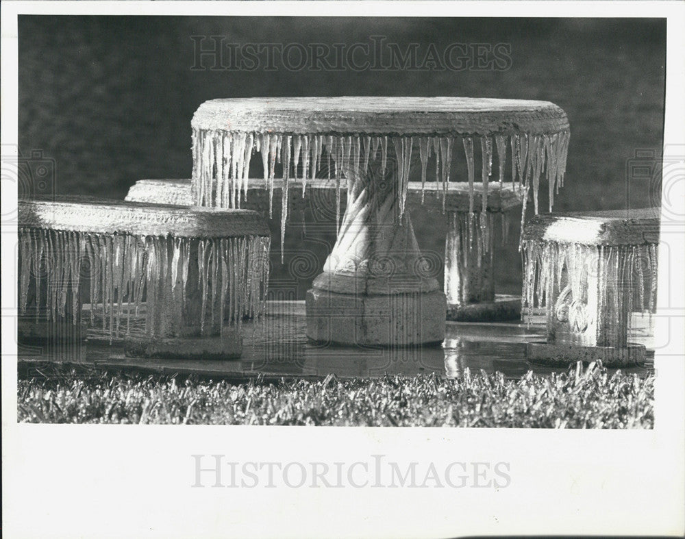 1982 Press Photo Icicles on patio furniture in Florida - Historic Images