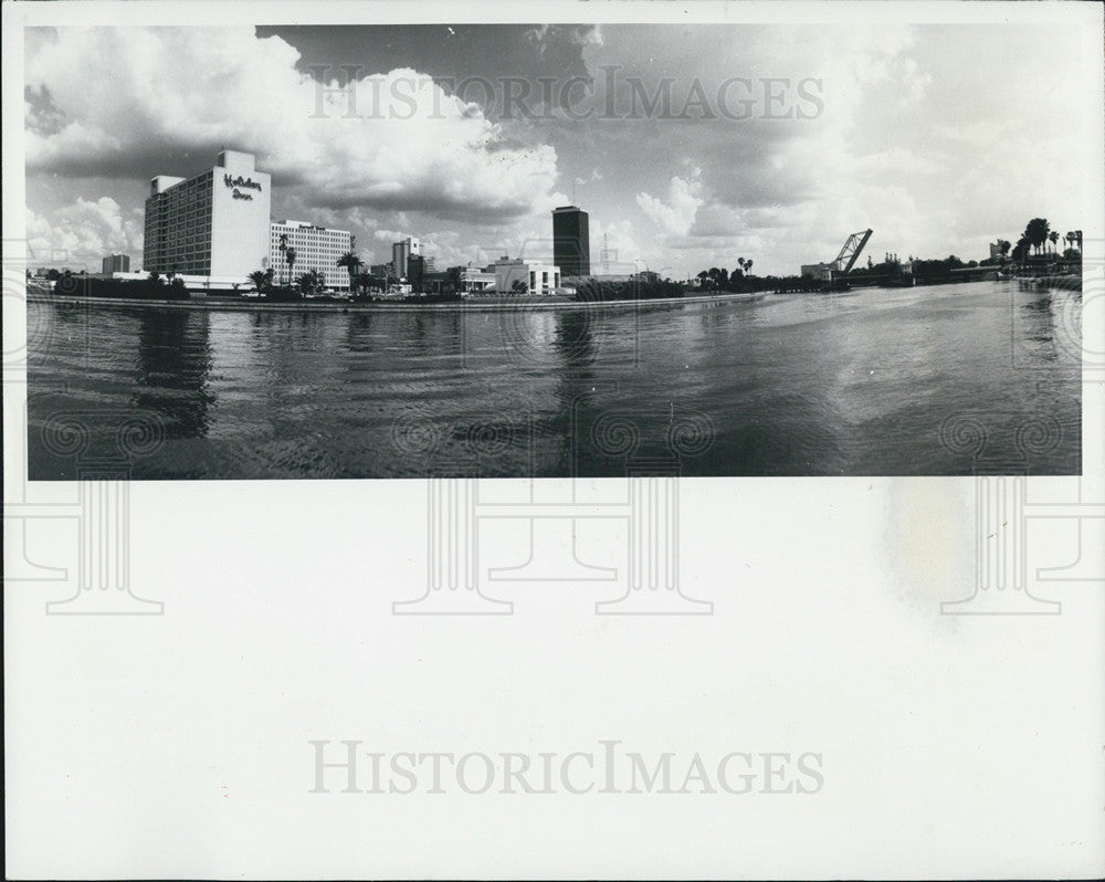 1976 Press Photo Polluted Hillsborough River Runs Westside of Tampa - Historic Images