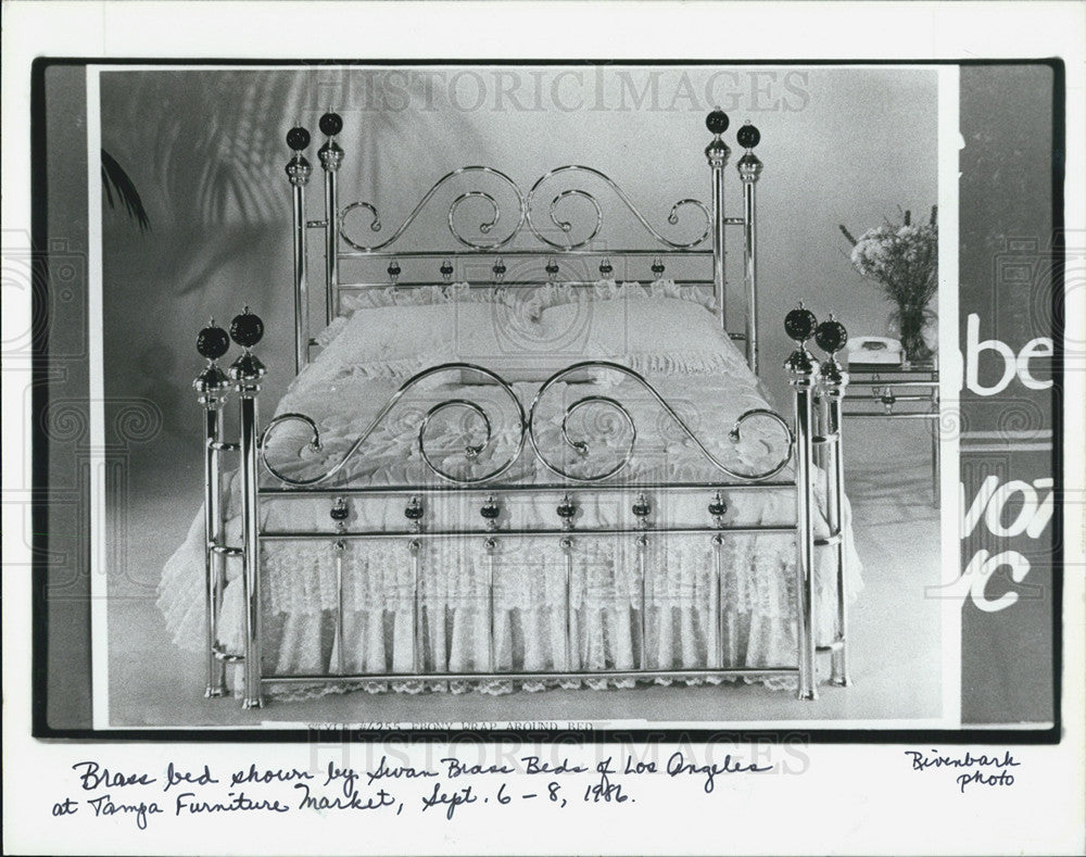 1966 Press Photo Swan Brass Beds of Los Angeles on Exhibit at Tampa Furn Market - Historic Images