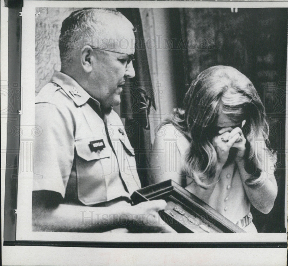 1969 Press Photo Col. B Morgan Presents Medals Vietnam Officer R.S.Thomas&#39; WIdow - Historic Images