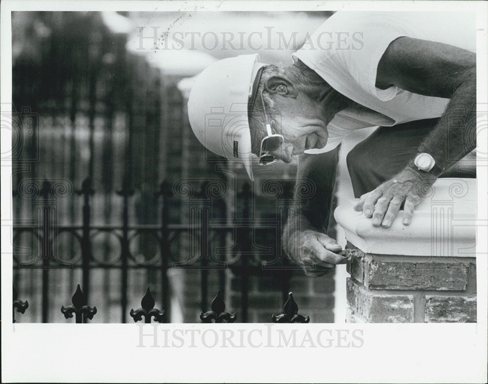 1988 Press Photo G Lipke Works at New Tampa Electric Co Building Ybor City FL - Historic Images