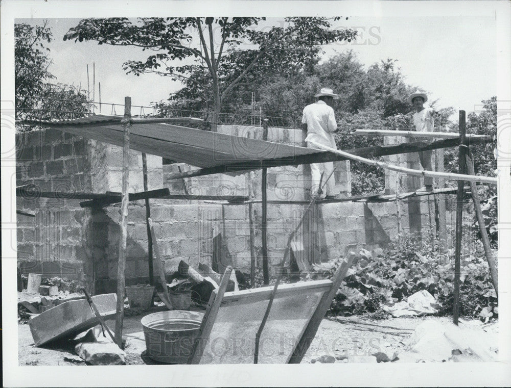 1979 Press Photo Mexican workers constructing cement building - Historic Images