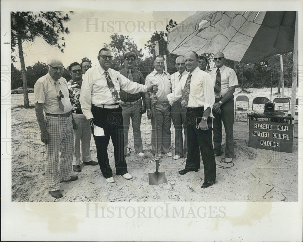 1977 Press Photo Ground breaking ceremony for the Blessed Hope Baptist Church - Historic Images