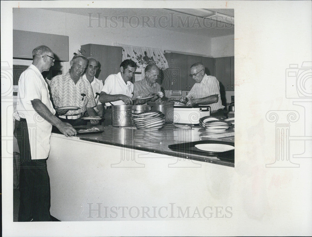 1974 Press Photo Men in line for meal at 1st United Methodist Church - Historic Images