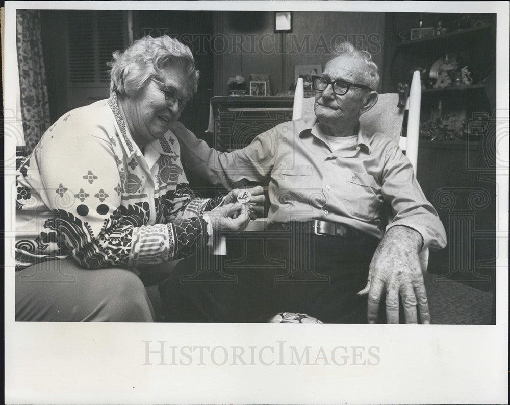 1978 Press Photo Jack Knowles with Fannie Hatcher Lehman discussing Hudson 100th - Historic Images