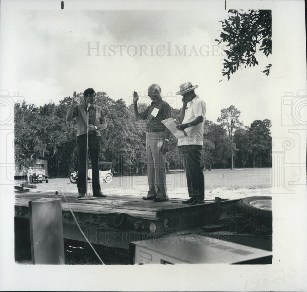 1978 Press Photo K Knowles (C) Sworn in  Hudson FL Mayor by A Torrence &amp; G Dill - Historic Images