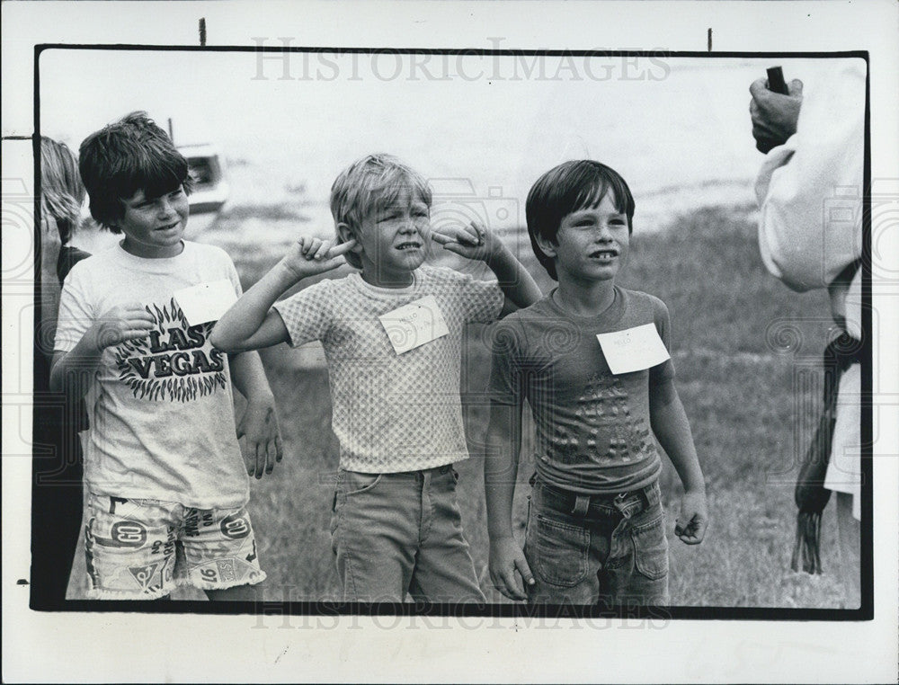 1978 Press Photo Billy Phillips (C) Plugs Ears at Black Powder Gun Demo Hudson - Historic Images