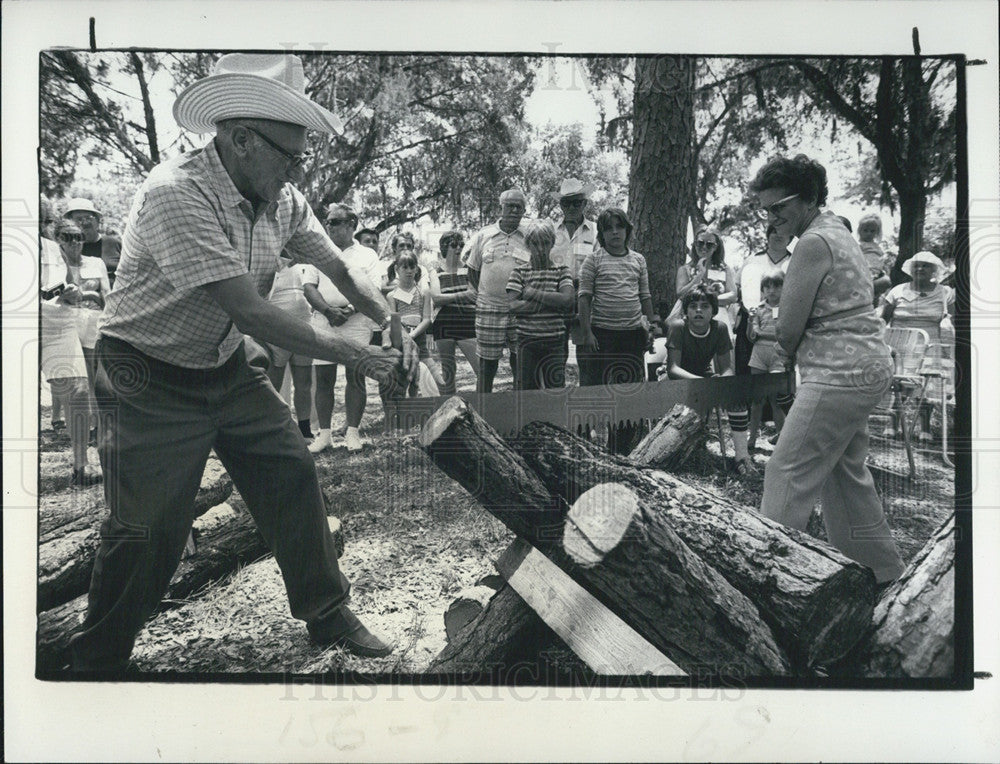 1978 Press Photo Carl &amp; Mildred Mattox Woodcutting Demo Hudson Pioneer Day FL - Historic Images