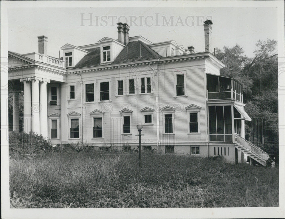 1953 Press Photo Back of mansion needing paint - Historic Images