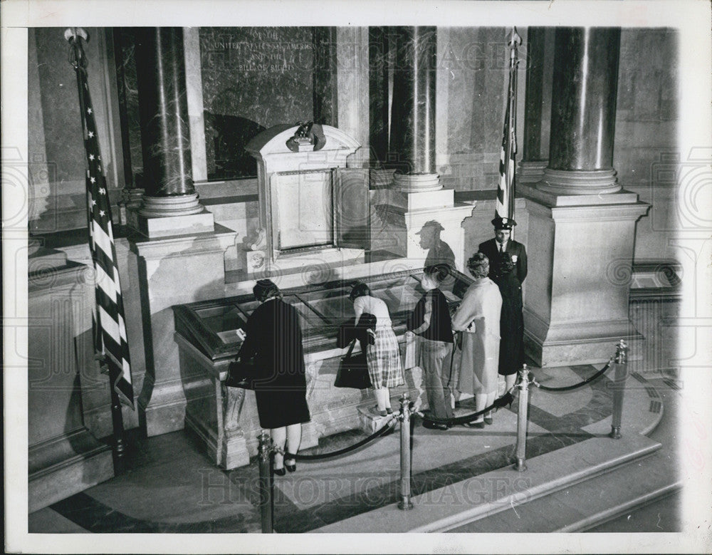 1963 Press Photo Tourist look at Constitution &amp; biil of Rights in Washington DC - Historic Images