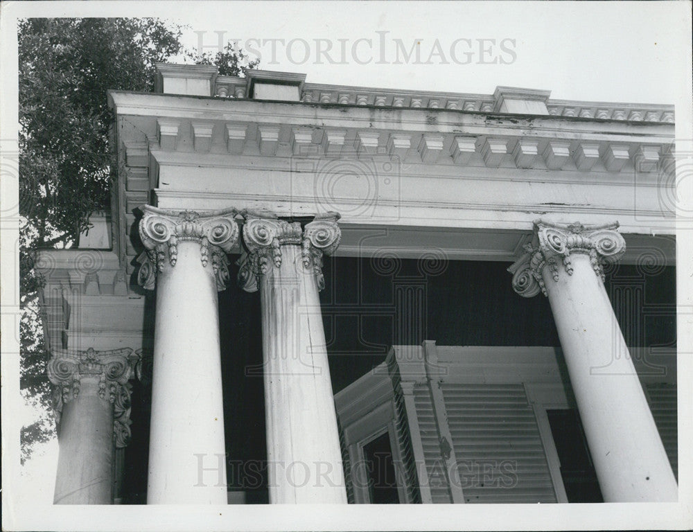 1953 Press Photo Roof Trim &amp; Pillars Show Deterioration of Mansion - Historic Images