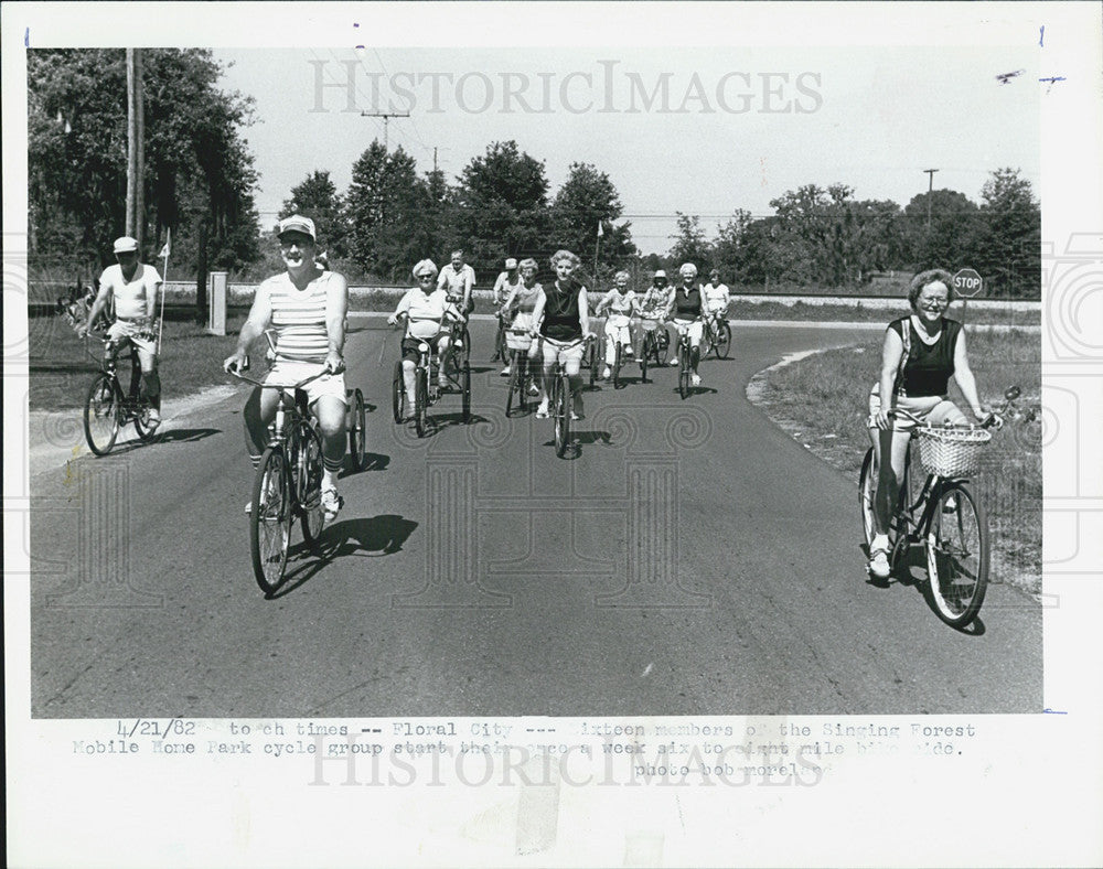 1982 Press Photo Singing Forest Bicycle Cycle Riders Florida Community Activity - Historic Images