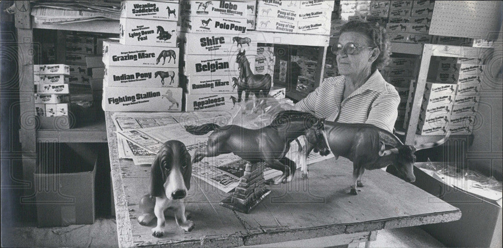 1978 Press Photo Ruth Carn Wraps Model Animals For Mailing In Warehouse - Historic Images