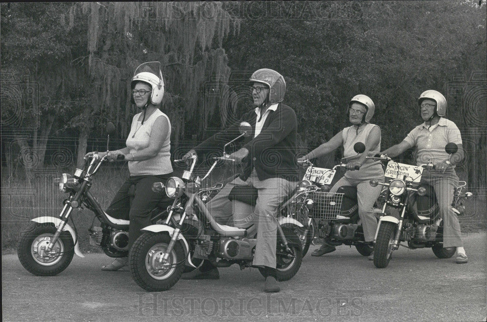 1979 Press Photo Grandparents of Minnesota Riding Motorcycles Along Floral City - Historic Images