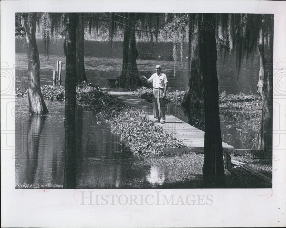 1959 Press Photo Unidentified man fishing in St. Petersburg, Florida - Historic Images