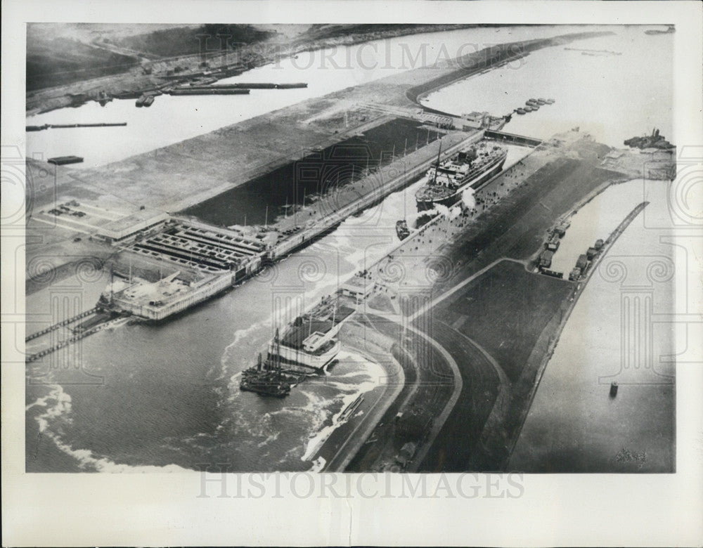 1949 Press Photo of the damaged Ymuiden Lock in Holland after WWII - Historic Images