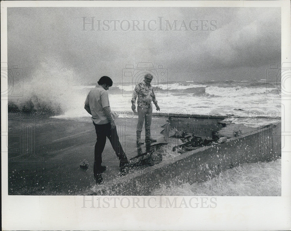 1975 Press Photo West Winston Hunter Examines Eroded Lot Damage Hurricane Elaine - Historic Images