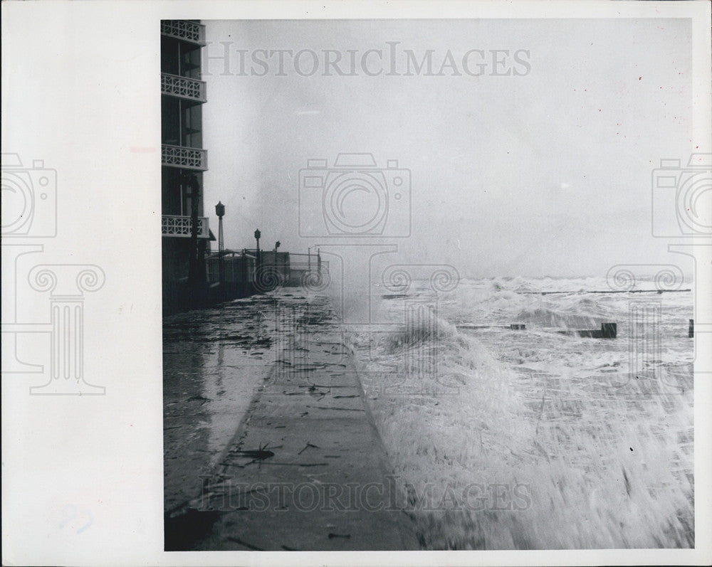 1964 Press Photo Hurricane Dora Surf Storms Seawall Clearwater Beach - Historic Images