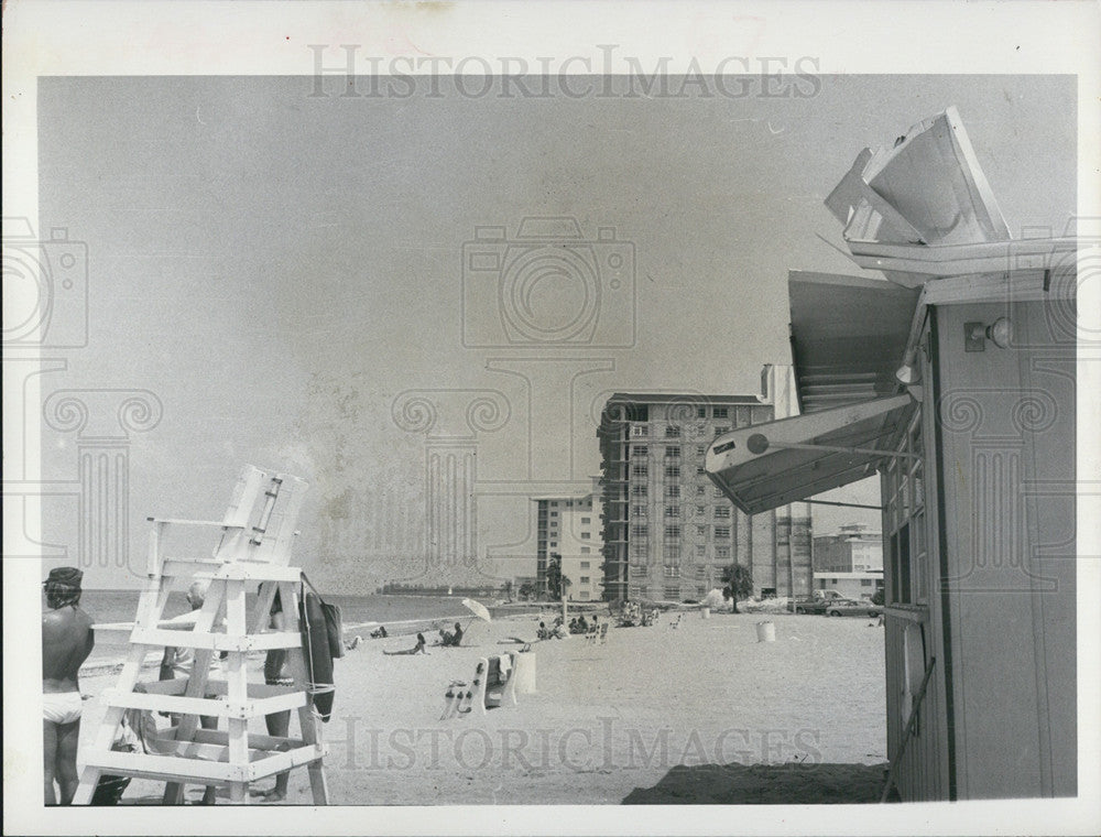 1972 Press Photo Hurricane Agnes Smashed Center Roof Lifeguard Tower Damage - Historic Images