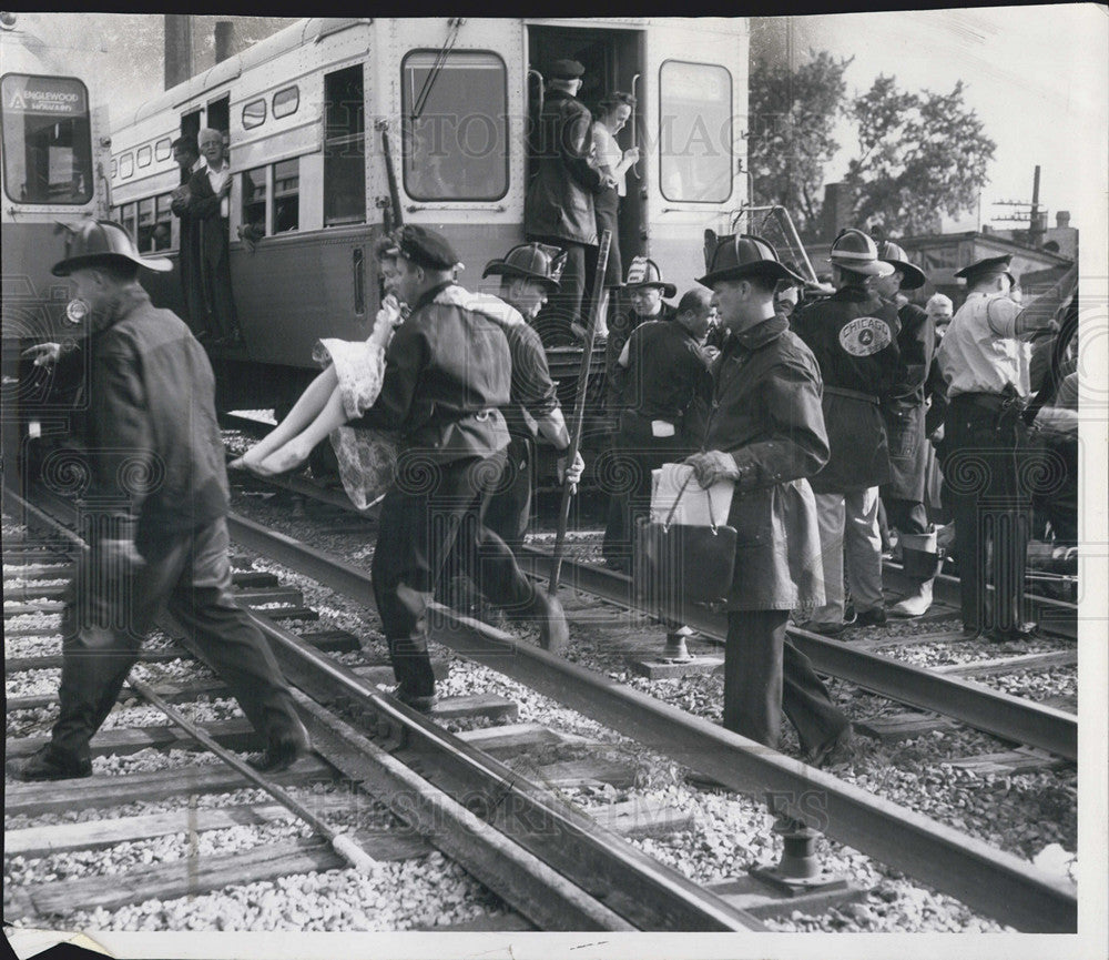 1961 Press Photo Rescue Workers Help Injured In Chicago L Train Collision - Historic Images