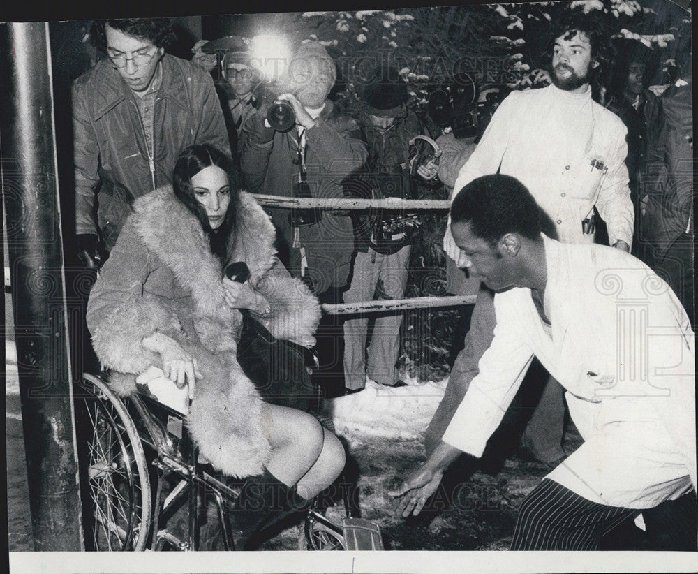 1977 Press Photo A Woman Awaits Treatment In A Wheel Chair - Historic Images