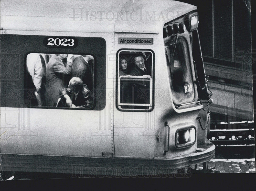 1977 Press Photo Kay Bailey &amp; Mayor Michael Bilandic Peer From Motorman&#39;s Cabin - Historic Images