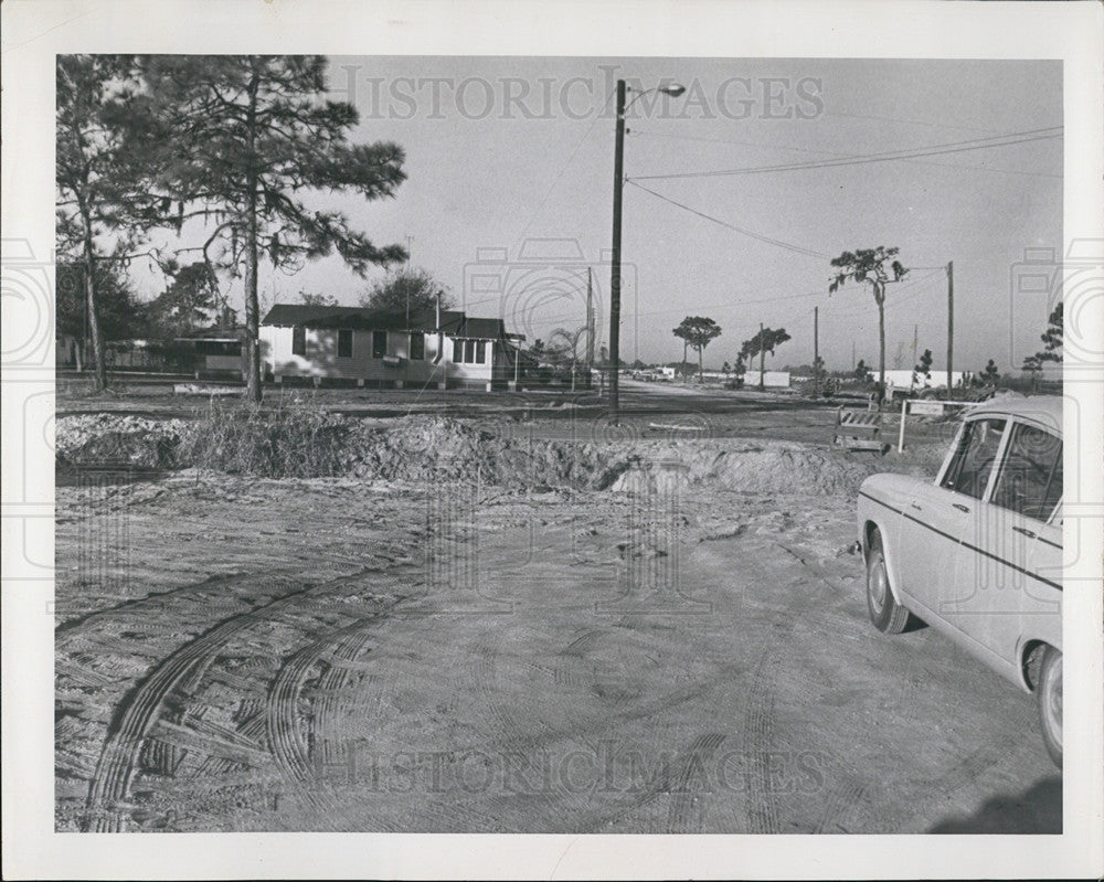 1963 Press Photo A Dangerous Ditch Across 68th Avenue At 37th Street North - Historic Images