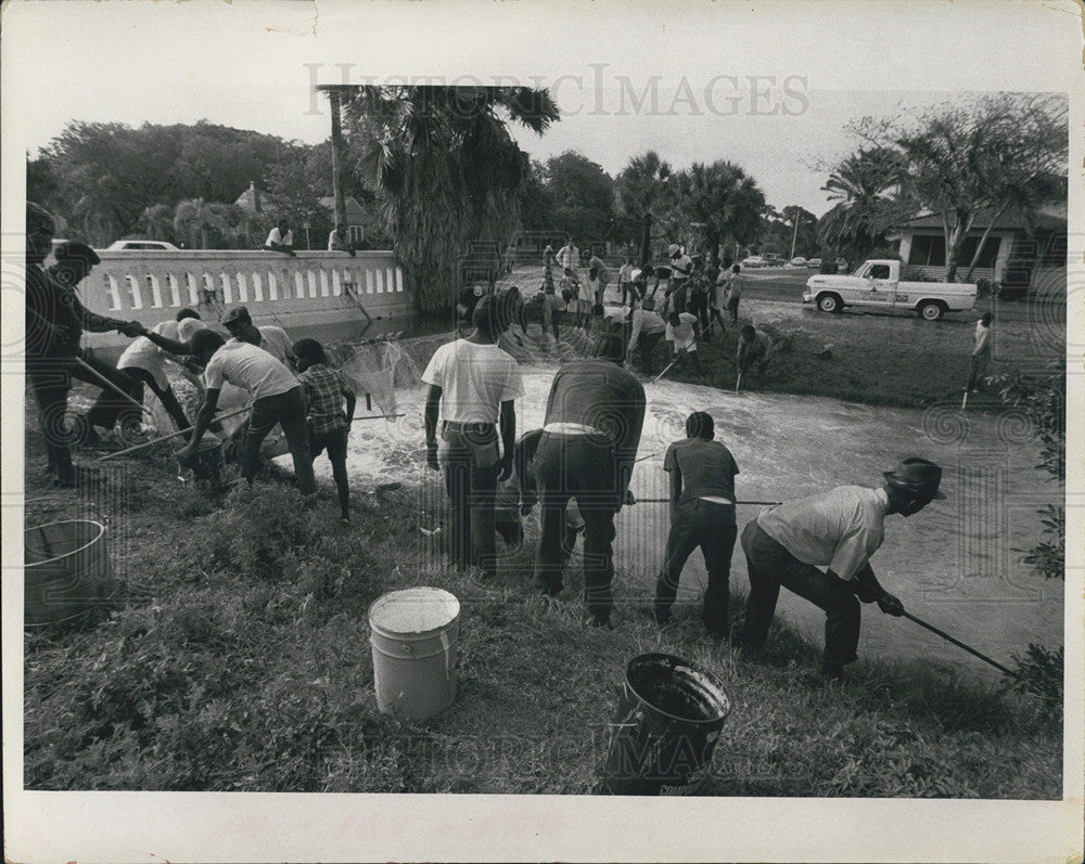 1972 Press Photo Fishing Was Good At 28th Ave. S And 9th St. - Historic Images