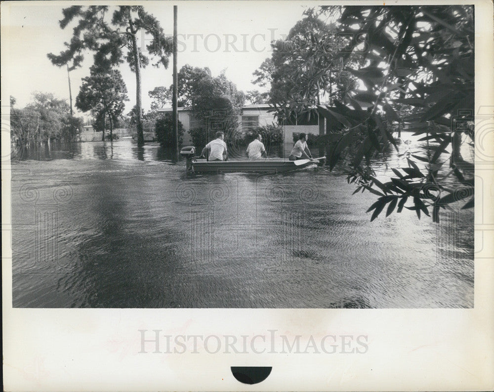1972 Press Photo Three People Sit On A Boat After Hurricane Flooding - Historic Images
