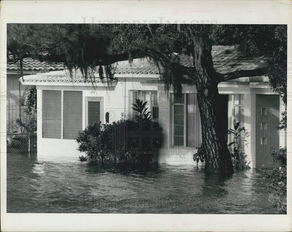 1972 Press Photo A Waterbound Lawn And House After The Hurricane - Historic Images