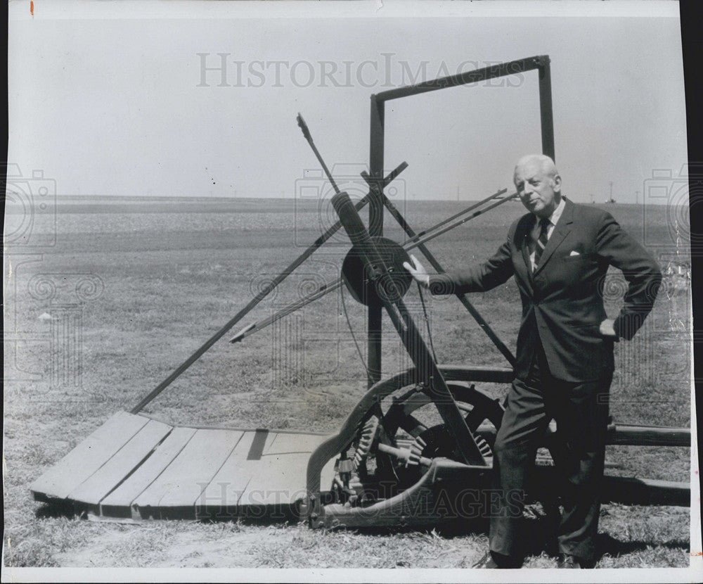 Press Photo a man standing next to a contraption - Historic Images