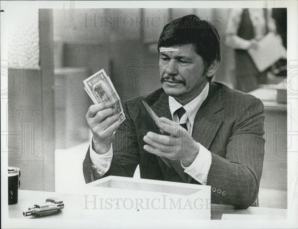 1977 Press Photo of Charles Bronson in "The Stone Killer" - Historic Images