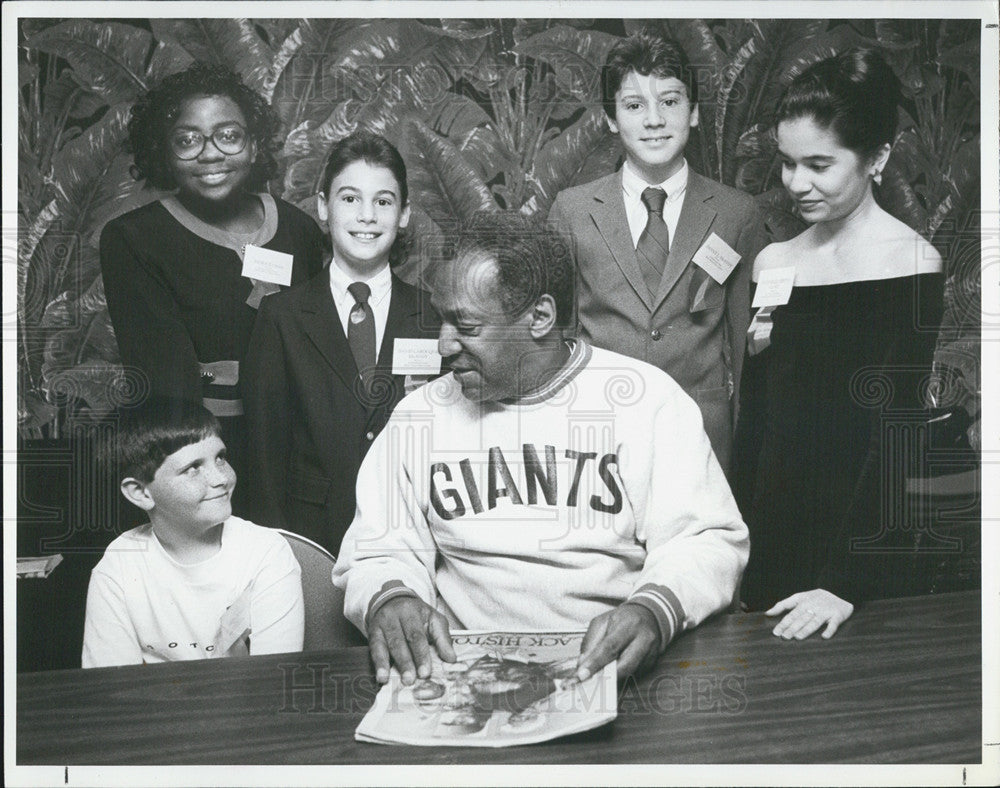 1992 Press Photo of comedian Bill Cosby with student essay winners in Florida - Historic Images