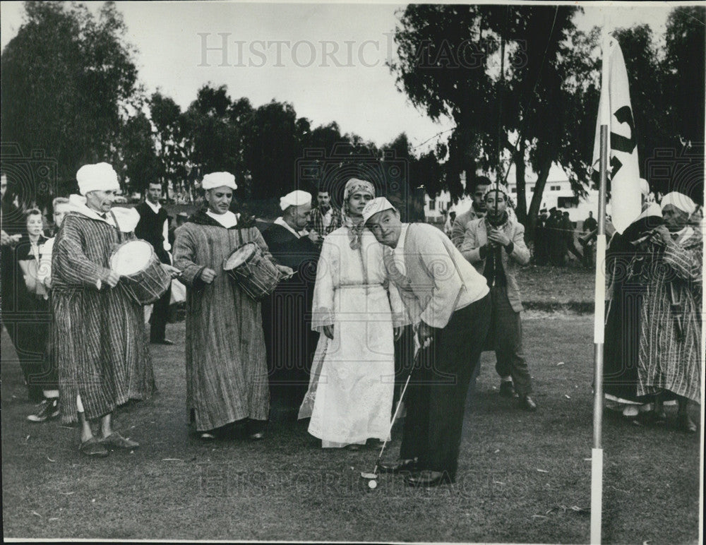 1968 Press Photo Bob Hope Putting in Morrocco - Historic Images