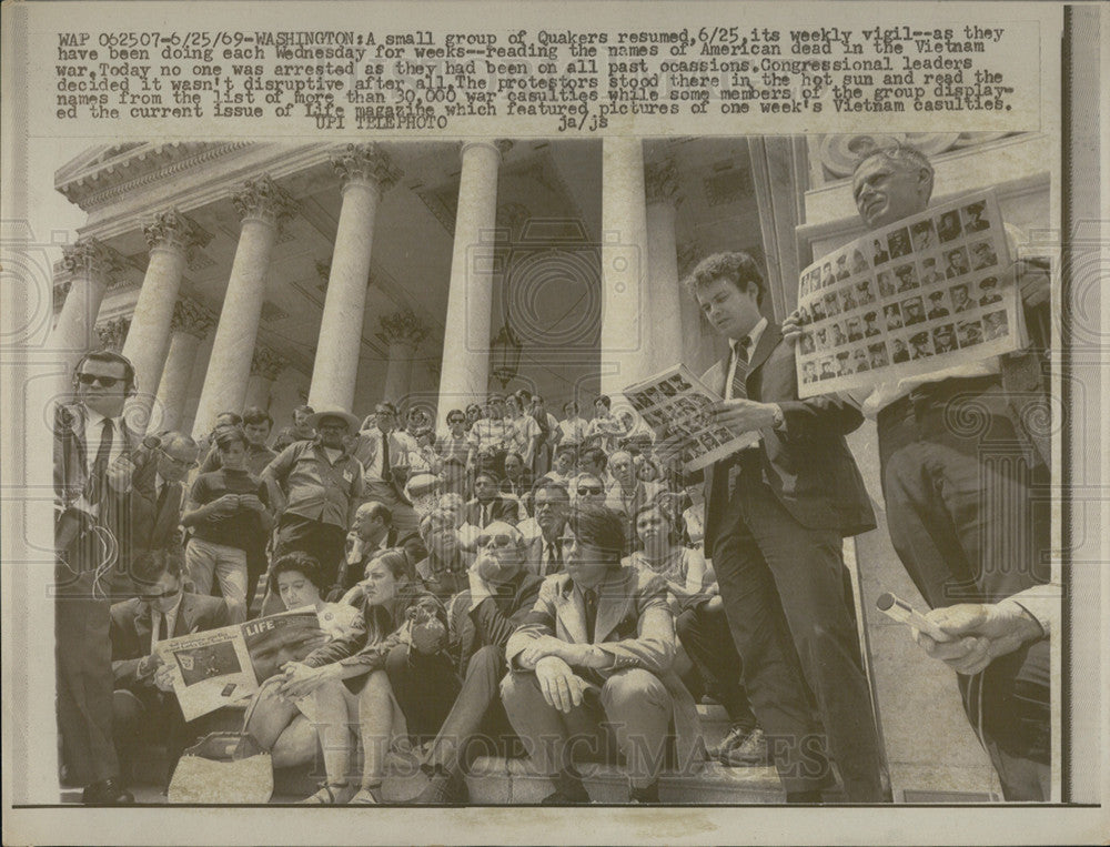 1969 Press Photo Weekly Quaker Vigil - Historic Images