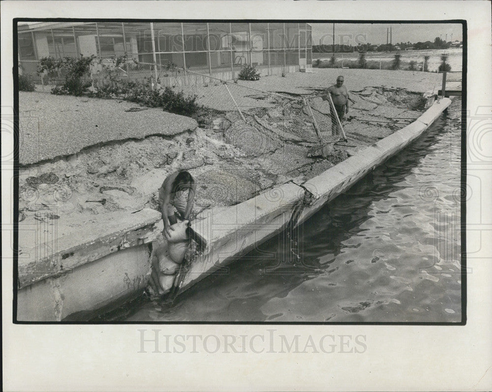 1974 Press Photo Coquina Key Residents Watch Seawalls Crumble Nicholas Gelardi - Historic Images
