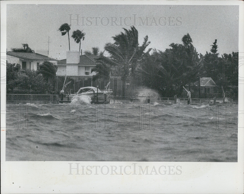 1974 Press Photo Snell Isle Seawall Hit By Waves Pinellas County - Historic Images