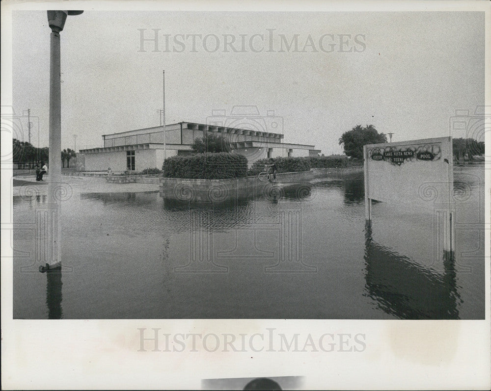 1973 Press Photo Rain Heightens The Imagery Of &#39;Lake&#39; Vista Community Center - Historic Images