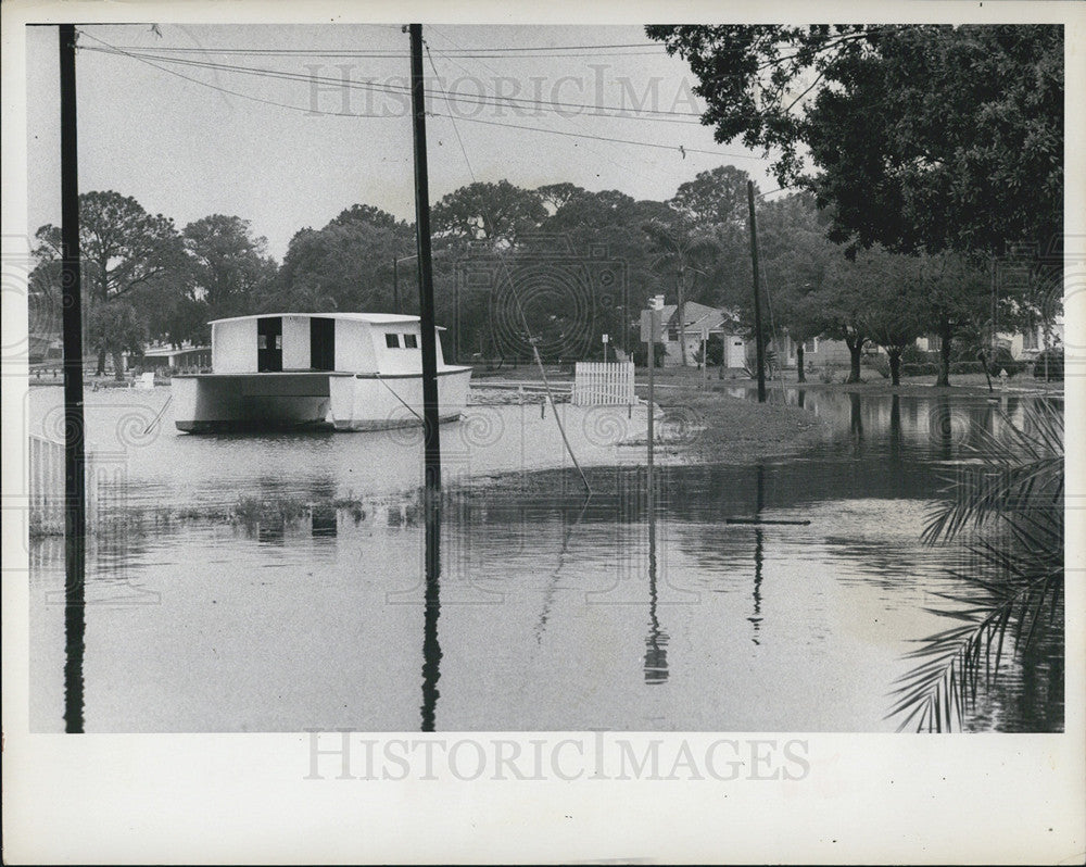 1973 Press Photo Houseboat Is Right At Home At Flooded 42nd Ave., St. Petersburg - Historic Images