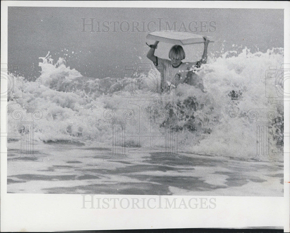 1980 Press Photo Boy Boyd White Walking Through Waves With Body Board - Historic Images