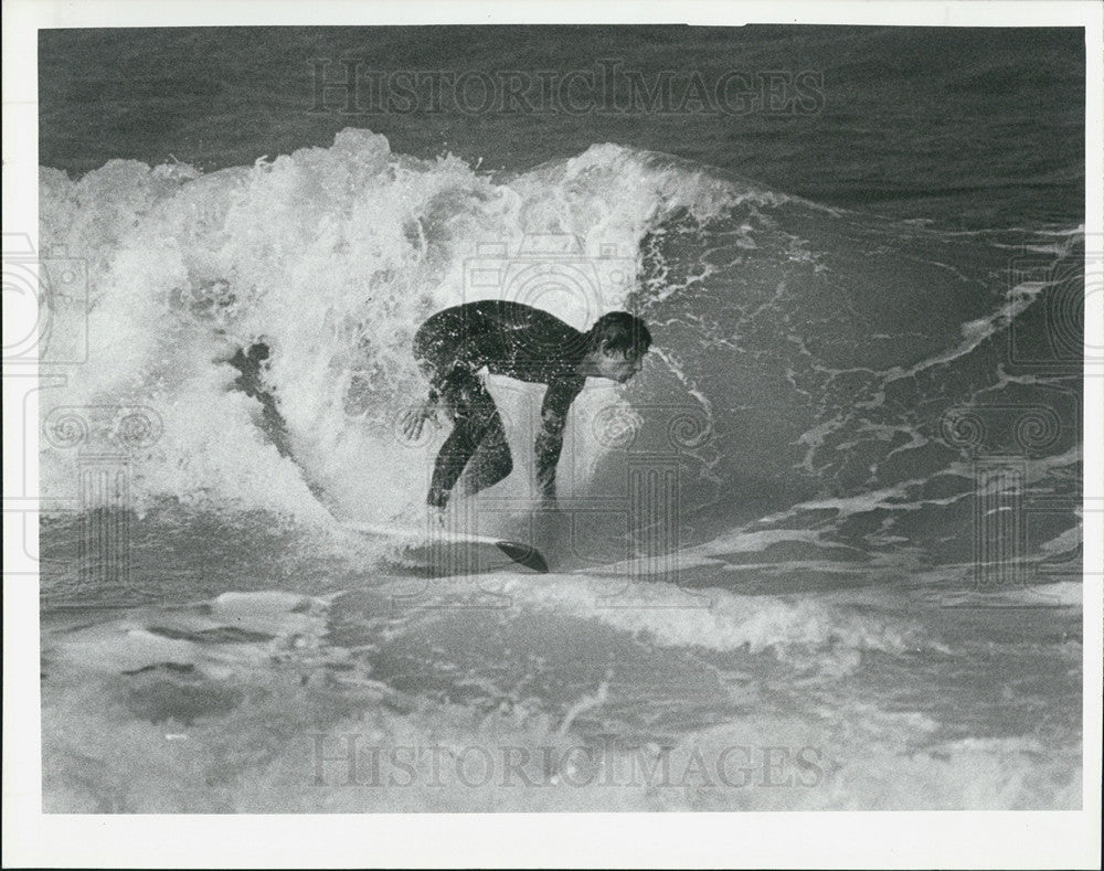 1980 Press Photo Surfers Wearing Wetsuits Near Big Indian Rocks Fishing Pier - Historic Images