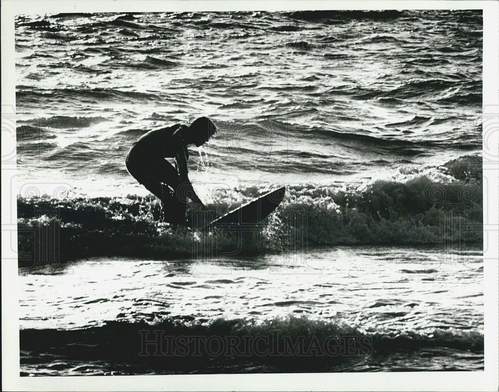 1980 Press Photo Beachgoer Surfing Indian Rocks Beach Florida - Historic Images