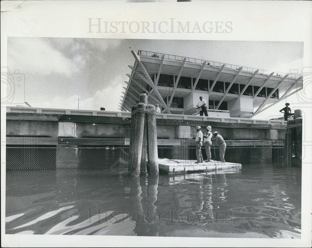 1973 Press Photo City Workers Installing Fence Beneath The Pier St Petersburg - Historic Images