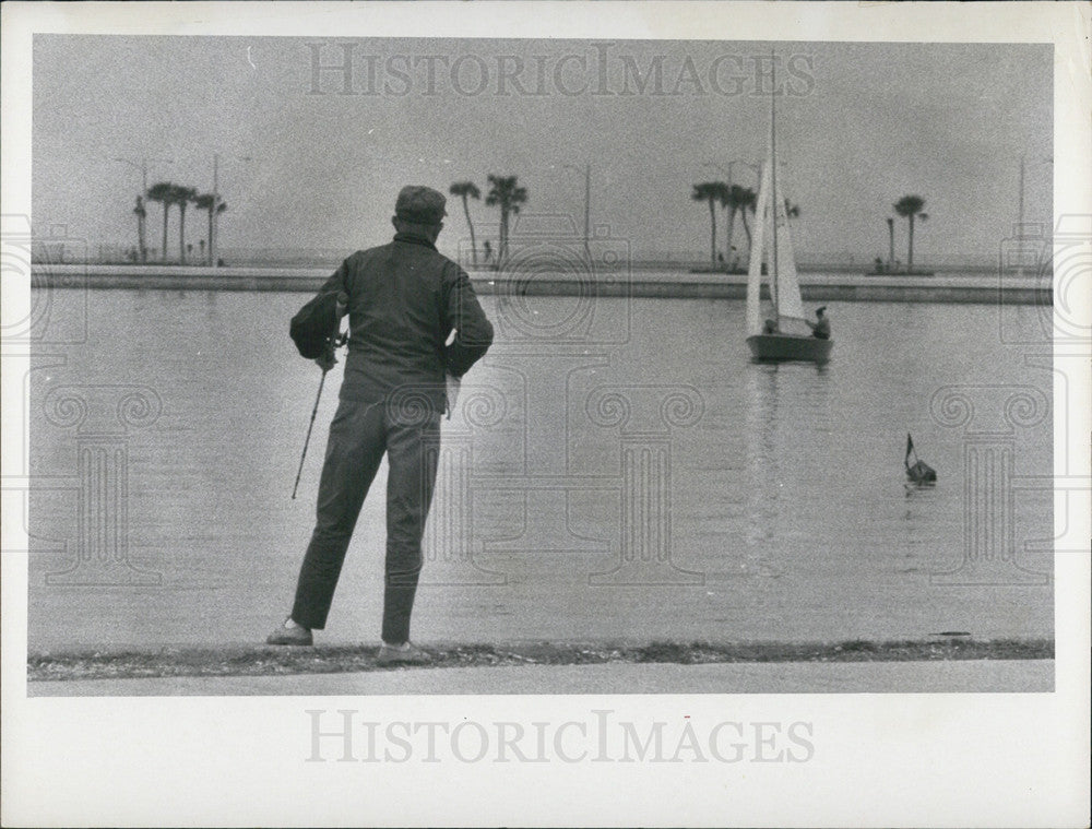 1969 Press Photo A Man At The Shore In A Scene From St. Petersburg, Florida - Historic Images