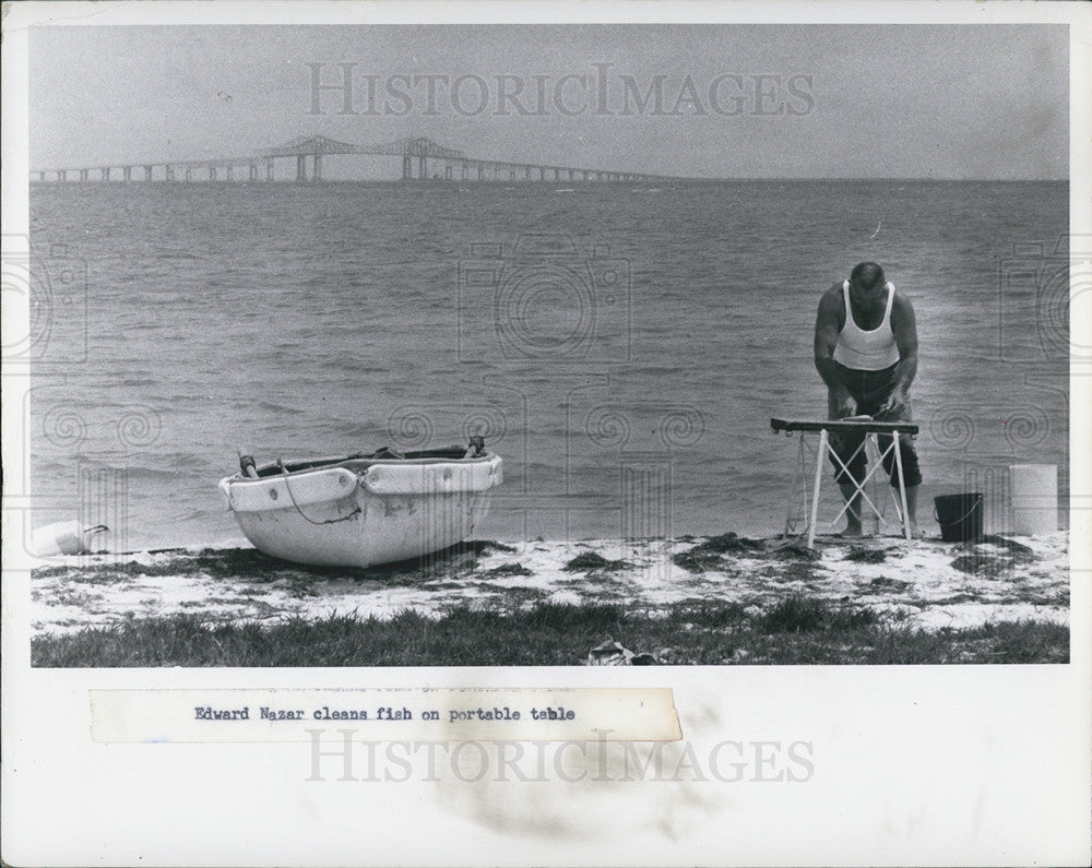 1970 Press Photo Edward Nazar Cleaning Fish On Portable Table Waterside - Historic Images