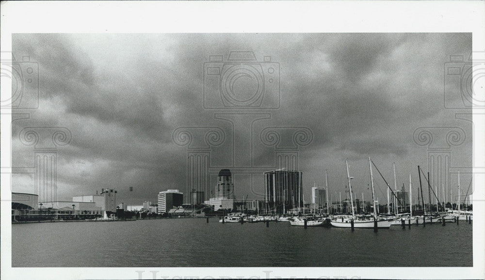 1999 Press Photo St Petersburg Downtown Cloudy Weather Boat Pier - Historic Images