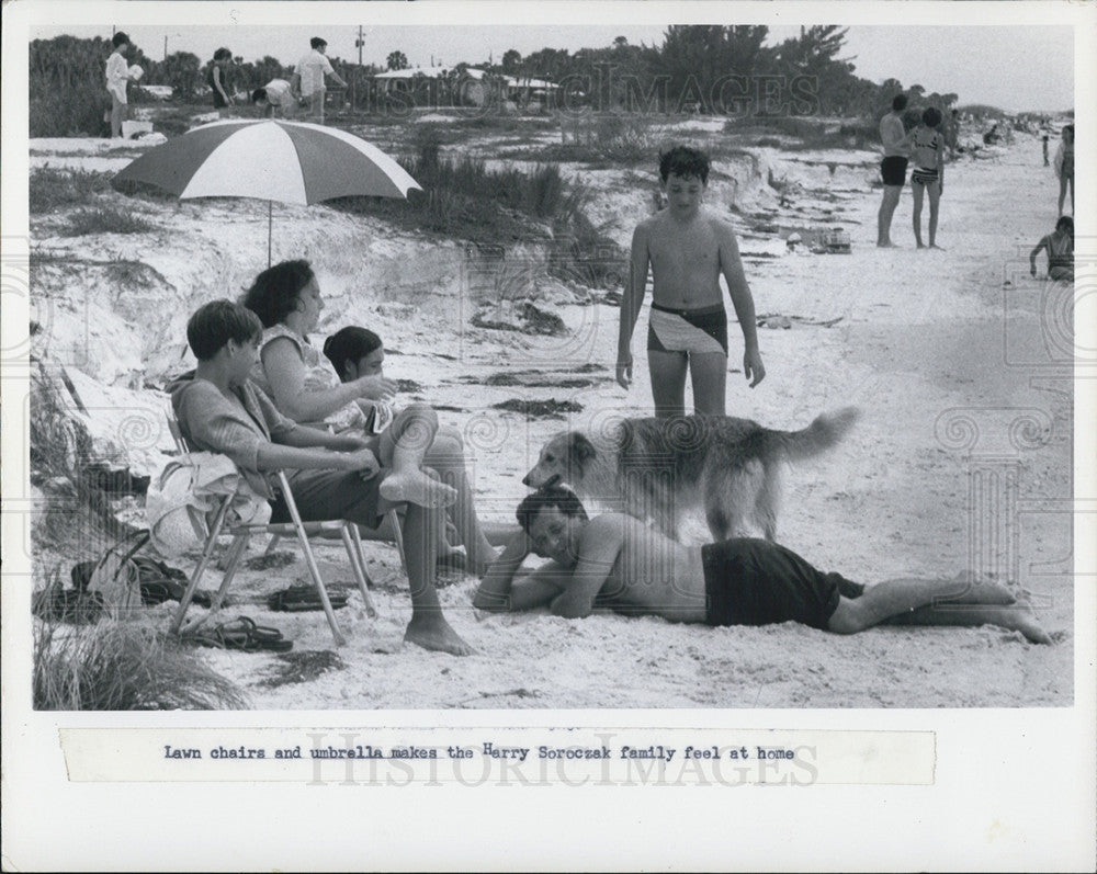 1970 Press Photo Harry Soroczak and family at Ft. Desoto Beach - Historic Images