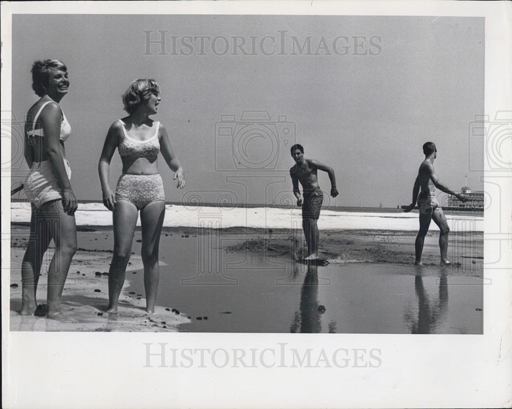 1964 Press Photo Mud Skimming Lynn Holston, Alice White, Mark Olson &amp; Stephen - Historic Images